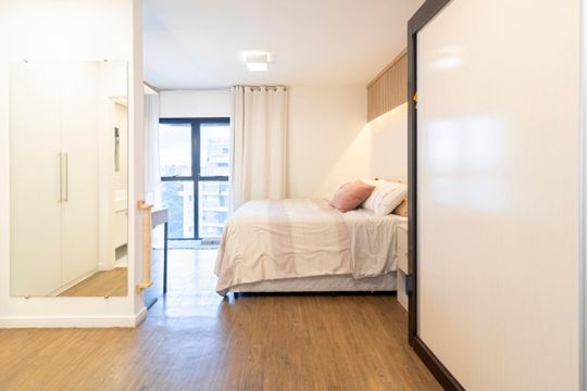 Comprar apartamento mobiliado com 2 quartos e piscina no condomínio. — Quarto Suíte