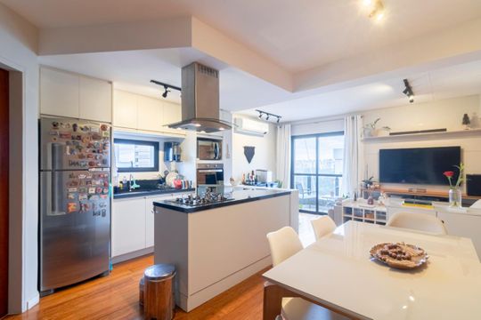 Comprar apartamento mobiliado com 2 quartos e piscina no condomínio. — Sala de Jantar