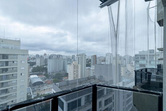 Comprar apartamento mobiliado com 2 quartos e piscina no condomínio. — Varanda