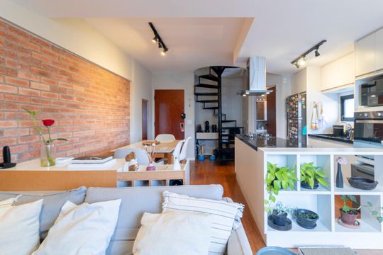 Comprar apartamento mobiliado com 2 quartos e piscina no condomínio. — Sala