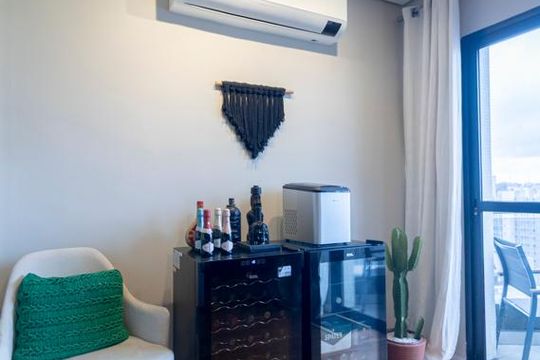 Comprar apartamento mobiliado com 2 quartos e piscina no condomínio. — Sala