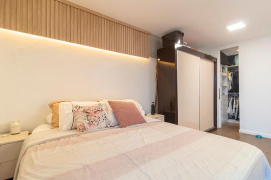 Comprar apartamento mobiliado com 2 quartos e piscina no condomínio. — Quarto Suíte