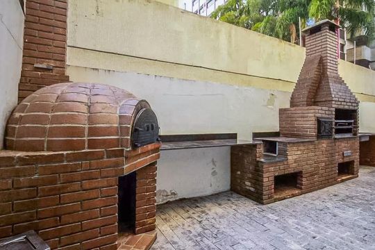 Comprar apartamento mobiliado com 2 quartos e piscina no condomínio. — Área comum - Churrasqueira