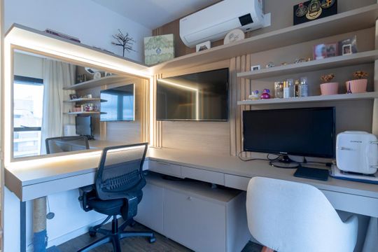 Comprar apartamento mobiliado com 2 quartos e piscina no condomínio. — Quarto Suíte