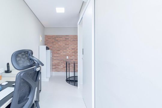 Comprar apartamento mobiliado com 2 quartos e piscina no condomínio. — Escritório