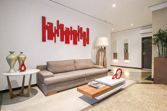 Comprar apartamento mobiliado com 2 quartos e piscina no condomínio. — Área comum - Hall Social