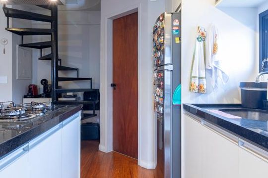 Comprar apartamento mobiliado com 2 quartos e piscina no condomínio. — Cozinha