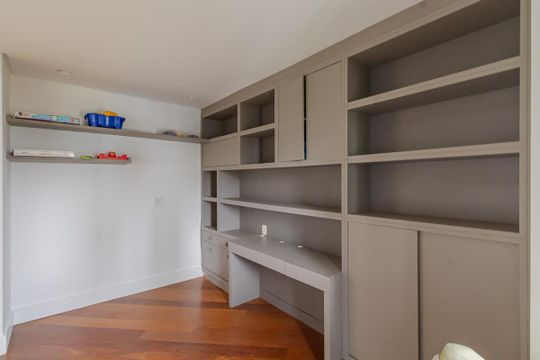 Apartamento mobiliado com 3 quartos, varanda e piscina no condomínio, ideal para comprar. — Escritório