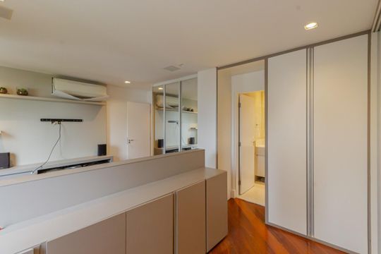 Apartamento mobiliado com 3 quartos, varanda e piscina no condomínio, ideal para comprar. — Suíte 1