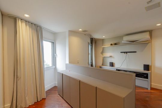 Apartamento mobiliado com 3 quartos, varanda e piscina no condomínio, ideal para comprar. — Suíte 1