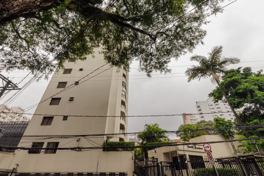 Apartamento mobiliado com 3 quartos, varanda e piscina no condomínio, ideal para comprar. — Fachada