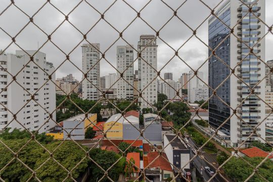 Apartamento mobiliado com 3 quartos, varanda e piscina no condomínio, ideal para comprar. — Sacada