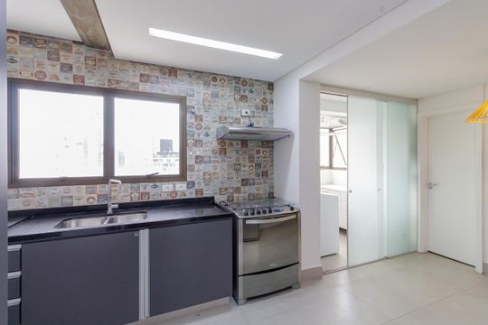 Apartamento mobiliado com 3 quartos, varanda e piscina no condomínio, ideal para comprar. — Cozinha