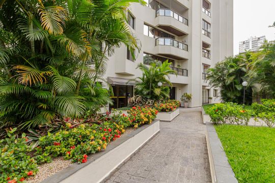 Apartamento mobiliado com 3 quartos, varanda e piscina no condomínio, ideal para comprar. — Área Comum - 