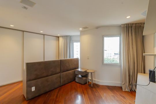 Apartamento mobiliado com 3 quartos, varanda e piscina no condomínio, ideal para comprar. — Suíte 1