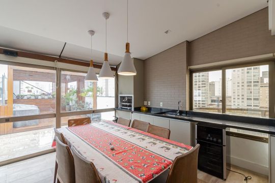 Apartamento mobiliado com 3 quartos, varanda e piscina no condomínio, ideal para comprar. — Área gourmet