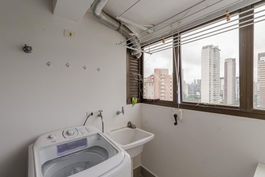 Apartamento mobiliado com 3 quartos, varanda e piscina no condomínio, ideal para comprar. — Área de Serviço