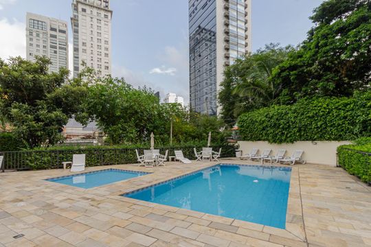Apartamento mobiliado com 3 quartos, varanda e piscina no condomínio, ideal para comprar. — Área comum - Piscina