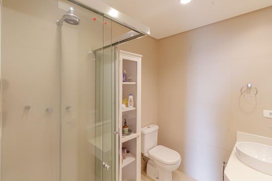 Apartamento mobiliado com 3 quartos, varanda e piscina no condomínio, ideal para comprar. — Banheiro