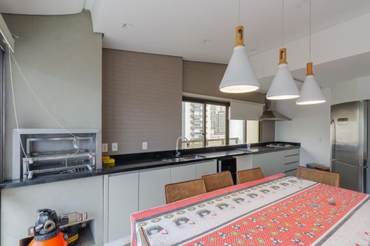 Apartamento mobiliado com 3 quartos, varanda e piscina no condomínio, ideal para comprar. — Área gourmet