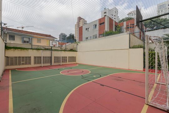 Apartamento mobiliado com 3 quartos, varanda e piscina no condomínio, ideal para comprar. — Área Comum - Quadra