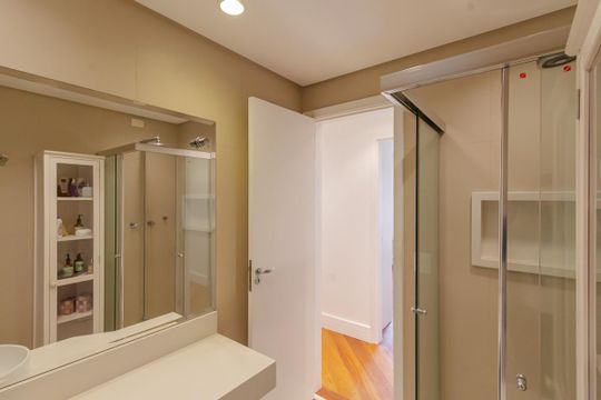 Apartamento mobiliado com 3 quartos, varanda e piscina no condomínio, ideal para comprar. — Banheiro