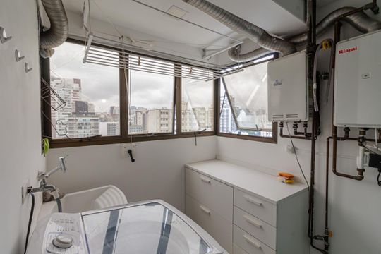 Apartamento mobiliado com 3 quartos, varanda e piscina no condomínio, ideal para comprar. — Área de Serviço