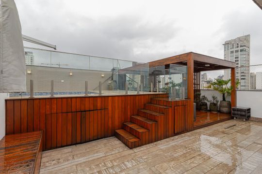 Apartamento mobiliado com 3 quartos, varanda e piscina no condomínio, ideal para comprar. — Piscina Privativa