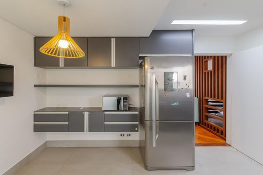Apartamento mobiliado com 3 quartos, varanda e piscina no condomínio, ideal para comprar. — Cozinha
