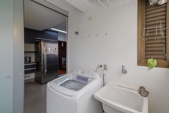 Apartamento mobiliado com 3 quartos, varanda e piscina no condomínio, ideal para comprar. — Área de Serviço