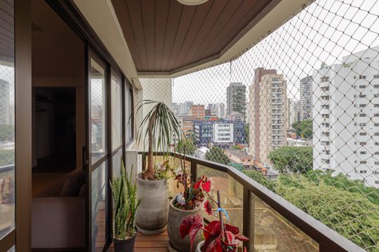 Apartamento mobiliado com 3 quartos, varanda e piscina no condomínio, ideal para comprar. — Sacada