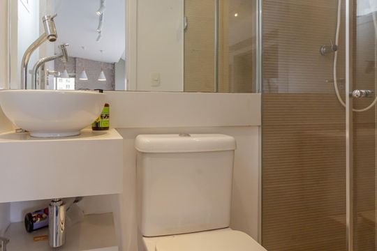 Apartamento mobiliado com 3 quartos, varanda e piscina no condomínio, ideal para comprar. — Banheiro 2