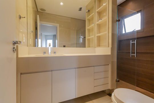 Apartamento mobiliado com 3 quartos, varanda e piscina no condomínio, ideal para comprar. — Banheiro da Suíte 1