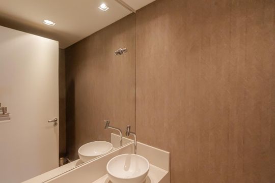 Apartamento mobiliado com 3 quartos, varanda e piscina no condomínio, ideal para comprar. — Lavabo