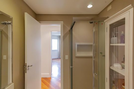 Apartamento mobiliado com 3 quartos, varanda e piscina no condomínio, ideal para comprar. — Banheiro