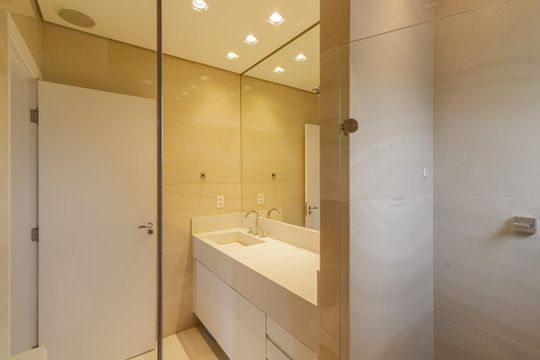 Apartamento mobiliado com 3 quartos, varanda e piscina no condomínio, ideal para comprar. — Banheiro da Suíte 1