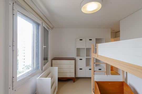 Apartamento mobiliado com 3 quartos, varanda e piscina no condomínio, ideal para comprar. — Suíte 2