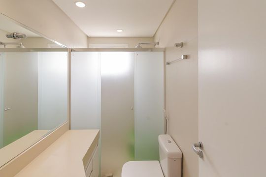 Apartamento mobiliado com 3 quartos, varanda e piscina no condomínio, ideal para comprar. — Banheiro da Suíte 2