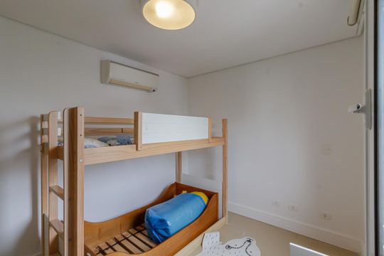 Apartamento mobiliado com 3 quartos, varanda e piscina no condomínio, ideal para comprar. — Suíte 2