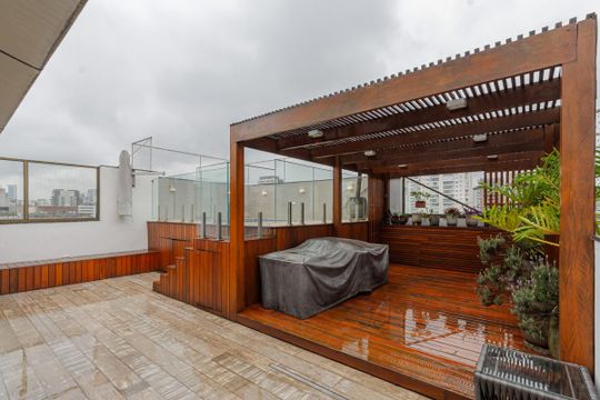 Apartamento mobiliado com 3 quartos, varanda e piscina no condomínio, ideal para comprar. — Piscina Privativa