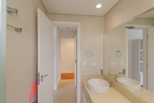 Apartamento mobiliado com 3 quartos, varanda e piscina no condomínio, ideal para comprar. — Banheiro da Suíte 2