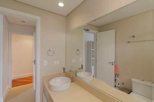 Apartamento mobiliado com 3 quartos, varanda e piscina no condomínio, ideal para comprar. — Banheiro da Suíte 2