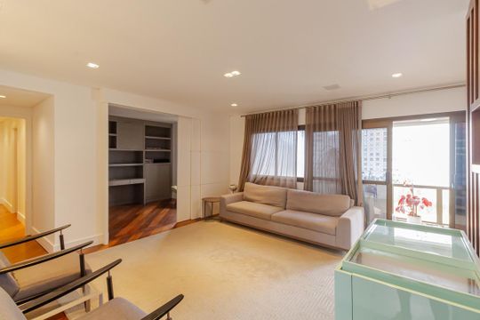 Apartamento mobiliado com 3 quartos, varanda e piscina no condomínio, ideal para comprar. — Sala