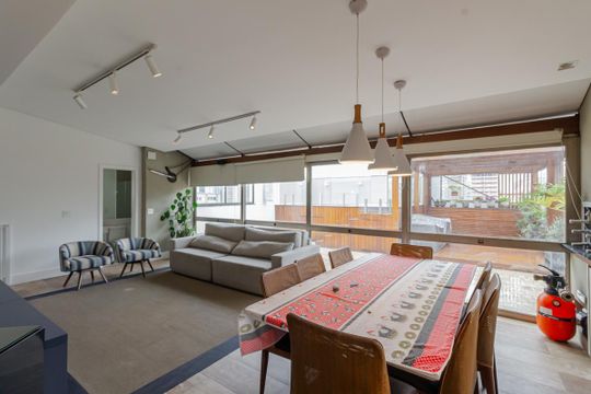 Apartamento mobiliado com 3 quartos, varanda e piscina no condomínio, ideal para comprar. — Área gourmet
