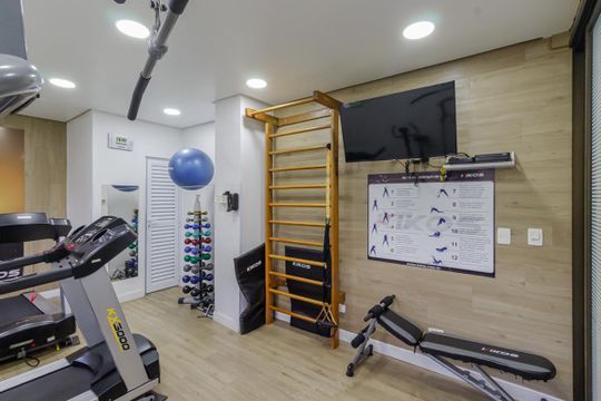 Apartamento mobiliado com 3 quartos, varanda e piscina no condomínio, ideal para comprar. — Área comum - Academia