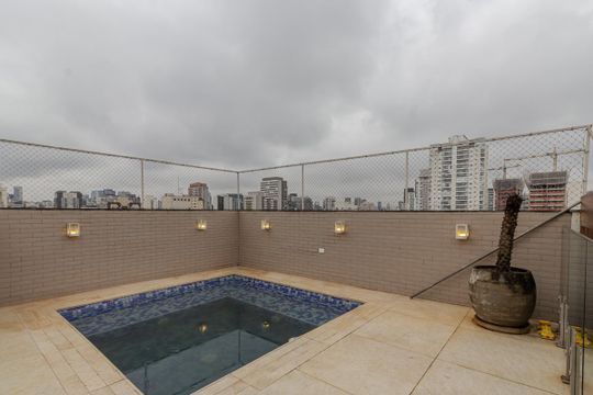 Apartamento mobiliado com 3 quartos, varanda e piscina no condomínio, ideal para comprar. — Piscina Privativa