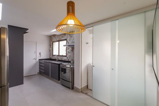 Apartamento mobiliado com 3 quartos, varanda e piscina no condomínio, ideal para comprar. — Cozinha