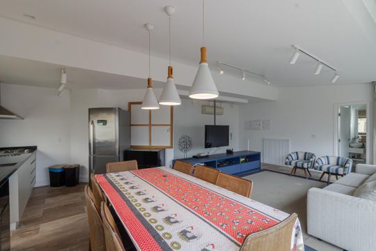 Apartamento mobiliado com 3 quartos, varanda e piscina no condomínio, ideal para comprar. — Área gourmet