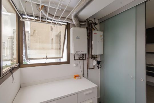 Apartamento mobiliado com 3 quartos, varanda e piscina no condomínio, ideal para comprar. — Área de Serviço