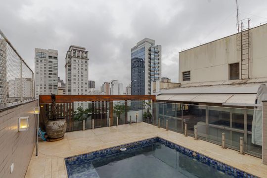 Apartamento mobiliado com 3 quartos, varanda e piscina no condomínio, ideal para comprar. — Piscina Privativa